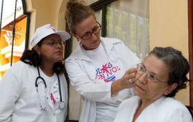Healthcare in San Juan del Sur wiht two doctors and a patient – Best Places In The World To Retire – International Living